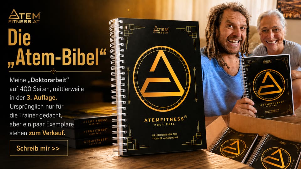 Daniel Fetz und ein Teilnehmer mit gedruckten Exemplaren der Atem-„Bibel“