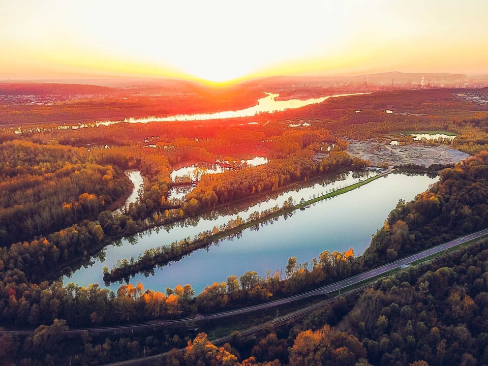 Seenlandschaft bei Steyregg aus der Luft im Sonnenuntergang
