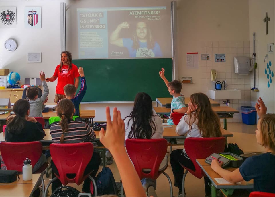 Kinder melden sich während des Atemtrainings