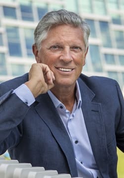 Mag. Dieter Vogel lächelt im blauen Sakko