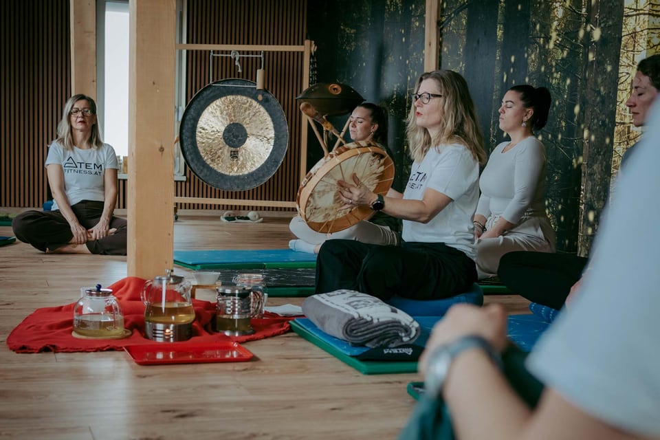 Ausbildungsgruppe mit Trommel und Gong