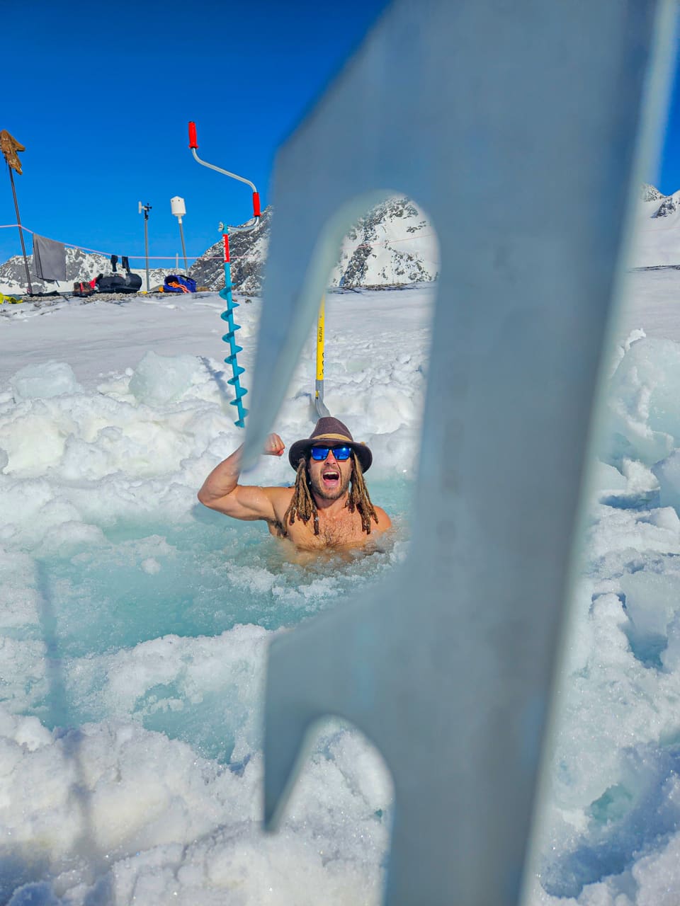 Daniel Fetzy Fetz jubelt in einem Eisloch auf einem Gletscher