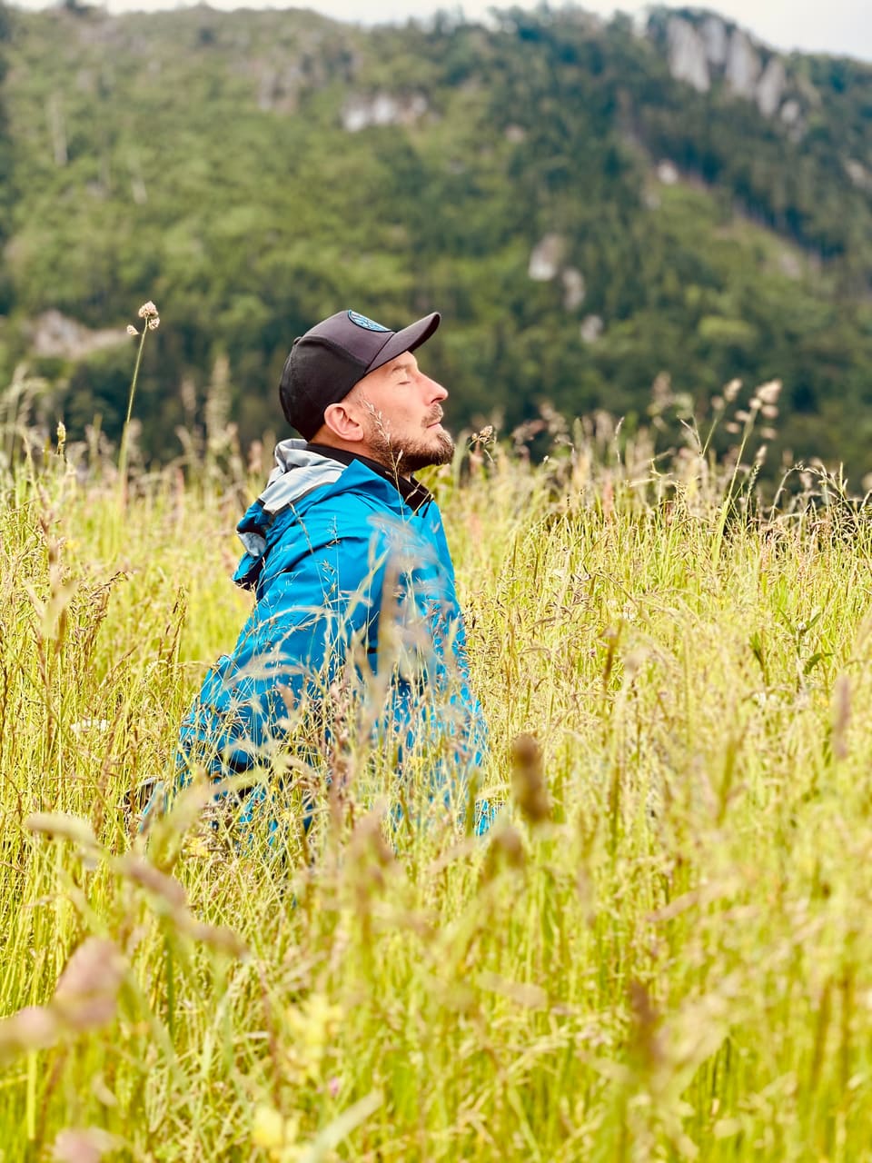 Daniel Fetzy Fetz geht achtsam durch eine Bergwiese