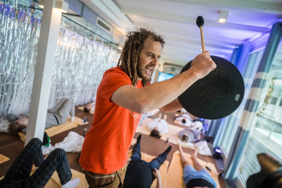 Daniel Fetz mit Gongschlägel in einer Schulturnhalle