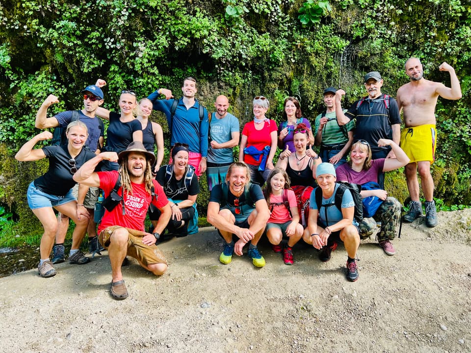 Atemfitness Gruppe jubelt gemeinsam auf einem Berggipfel