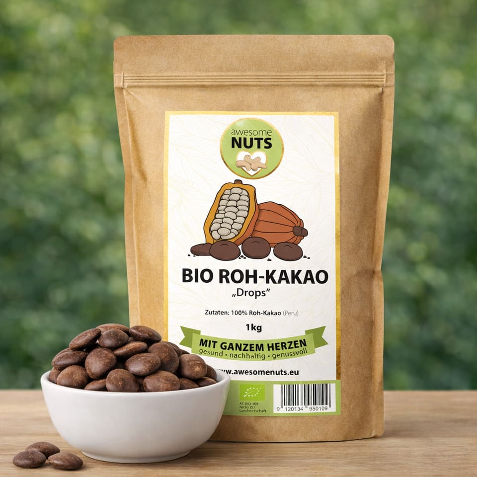 Beutel mit Bio Roh Kakao Drops neben einer Schale auf einem Holztisch