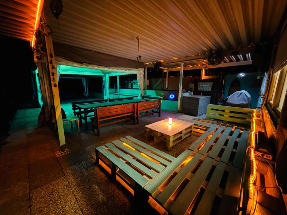 Überdachte Lounge am Salmsee mit warmem Licht in der Nacht