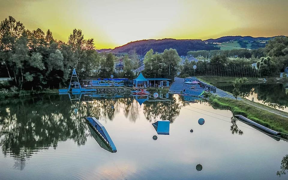 Wakeboard Anlage am Salmsee in ruhigem Abendlicht