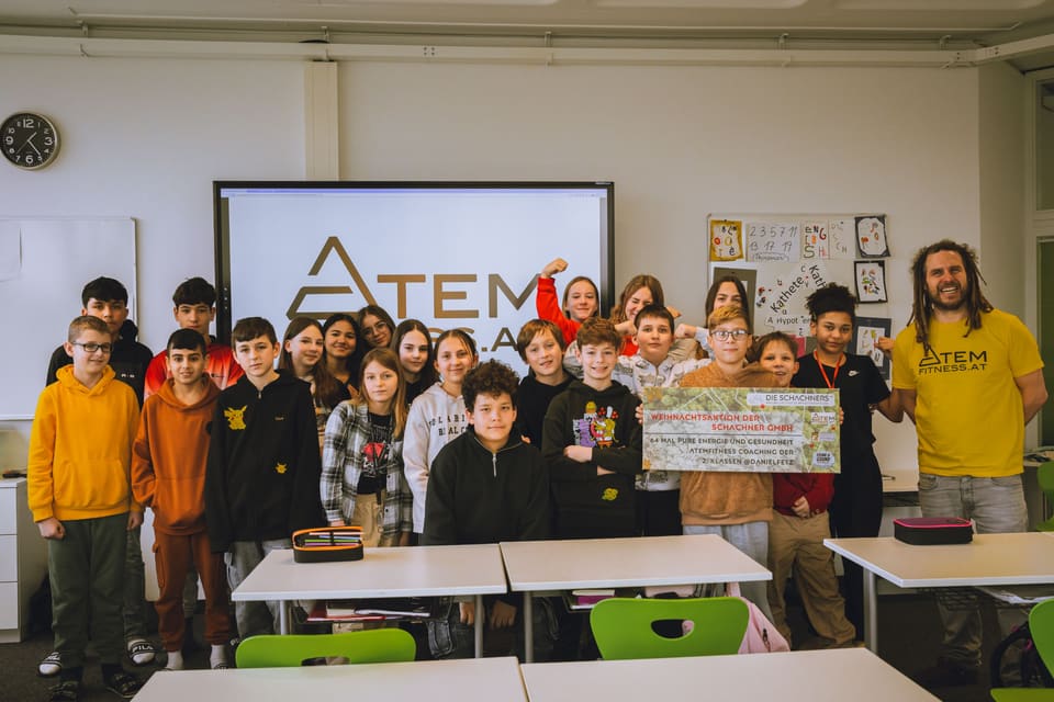 Schulklasse mit Atemfitness Banner