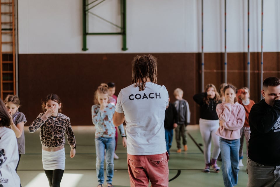 Daniel Fetz trainiert mit Kindern im Turnsaal