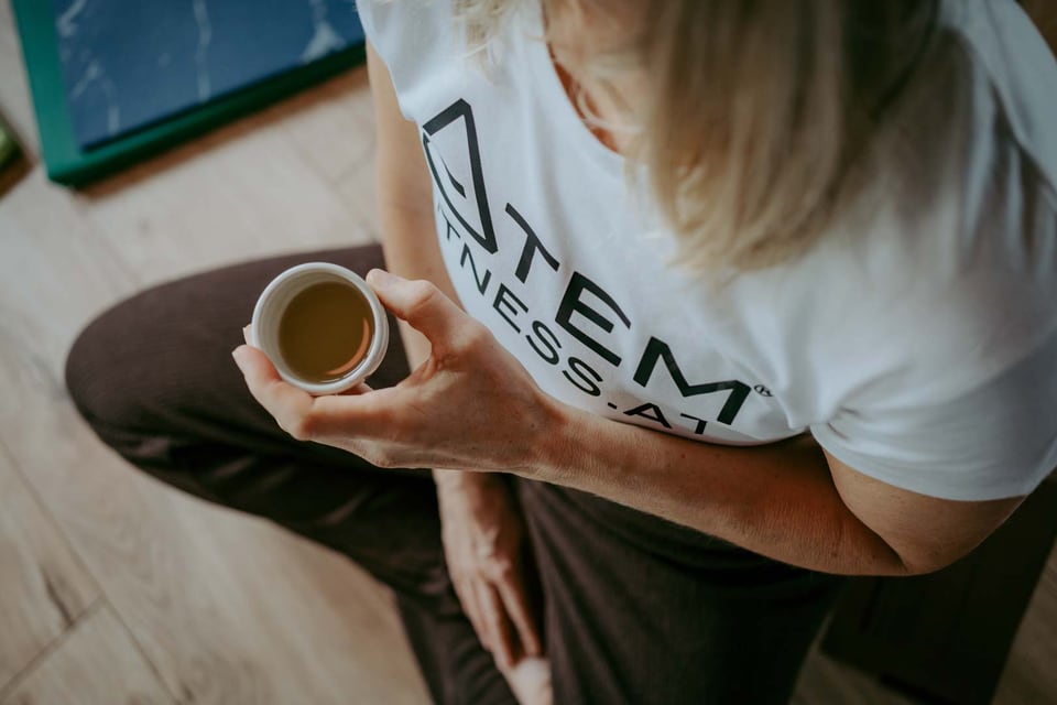 Teilnehmerin hält in einer Pause eine Tasse Tee