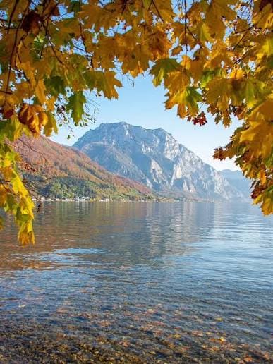 Traunstein hinter dem Traunsee im herbstlichen Licht
