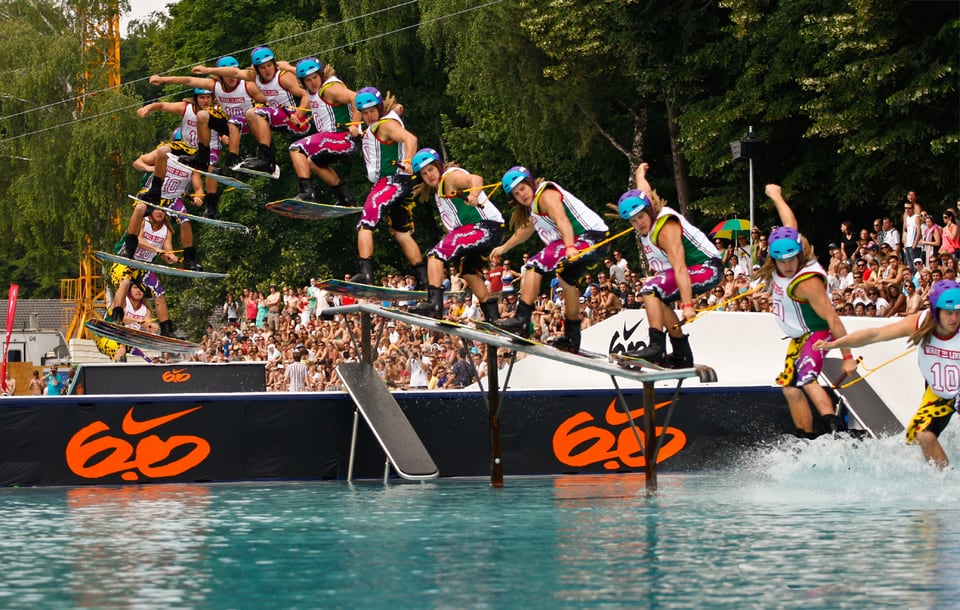 Daniel Fetz zeigt eine Wakeboard-Sequenz über ein Rail beim Wake The Line