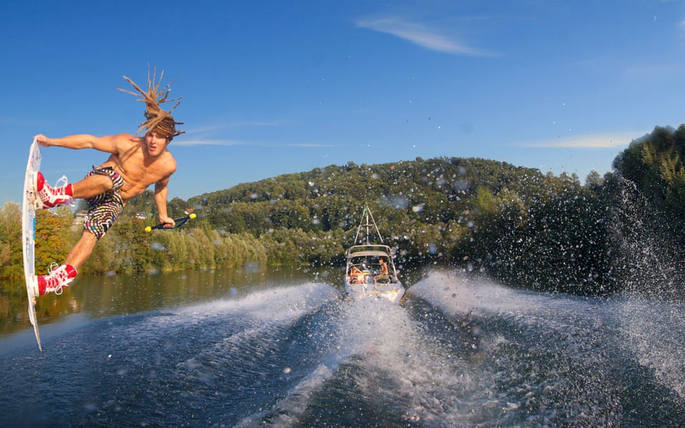 Daniel Fetz bei einem Wakeboard Sprung