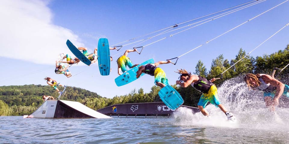 Mehrfachbelichtung eines Wakeboard-Sprungs von Daniel Fetz über einen Kicker