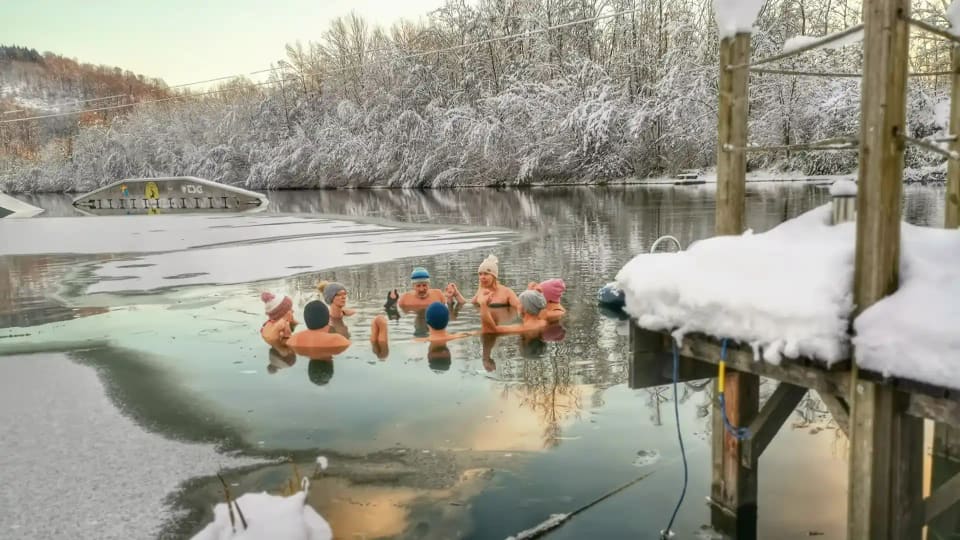 Gruppe beim Eisbaden im verschneiten Salmsee